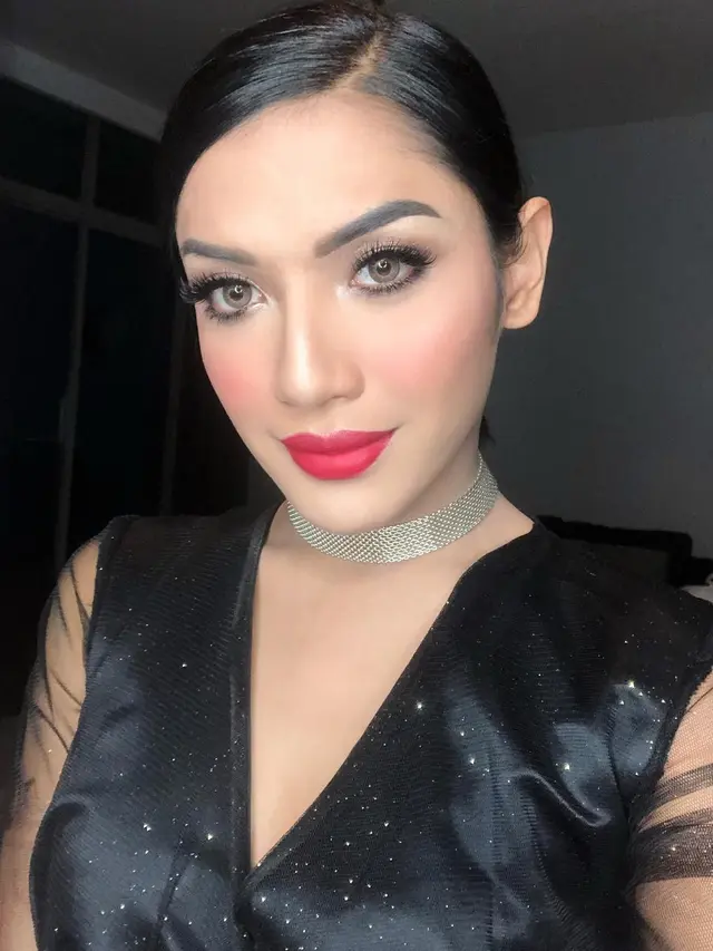 [Bintang] Dari Makeup Nude Sampai Glamor, Cantiknya Millendaru Makin Bikin Jantung Berdebar Kencang