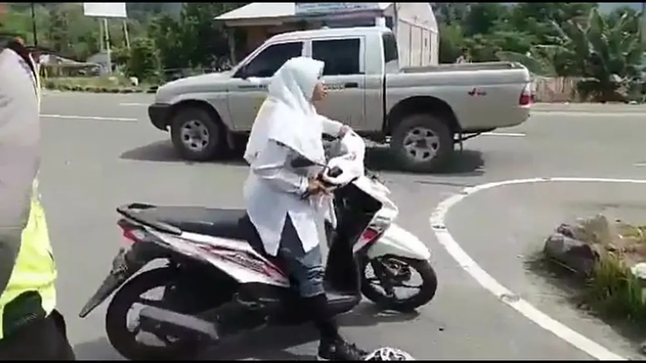 Siswi SMA Ngamuk Saat Razia