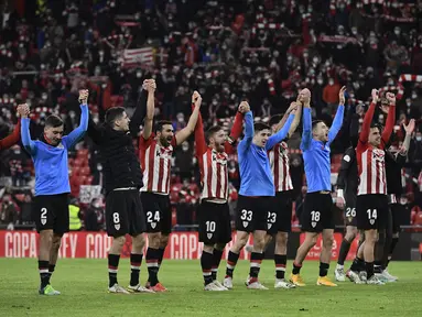 Para pemain Athletic Bilbao merayakan kemenangan atas Barcelona usai pertandingan babak 16 besar Copa del Rey Cup Spanyol di stadion San Mames di Bilbao, Jumat (21/1/2022). Athletic Bilbao menang tipis atas Barcelona 3-2. (AP Photo/Alvaro Barrientos)