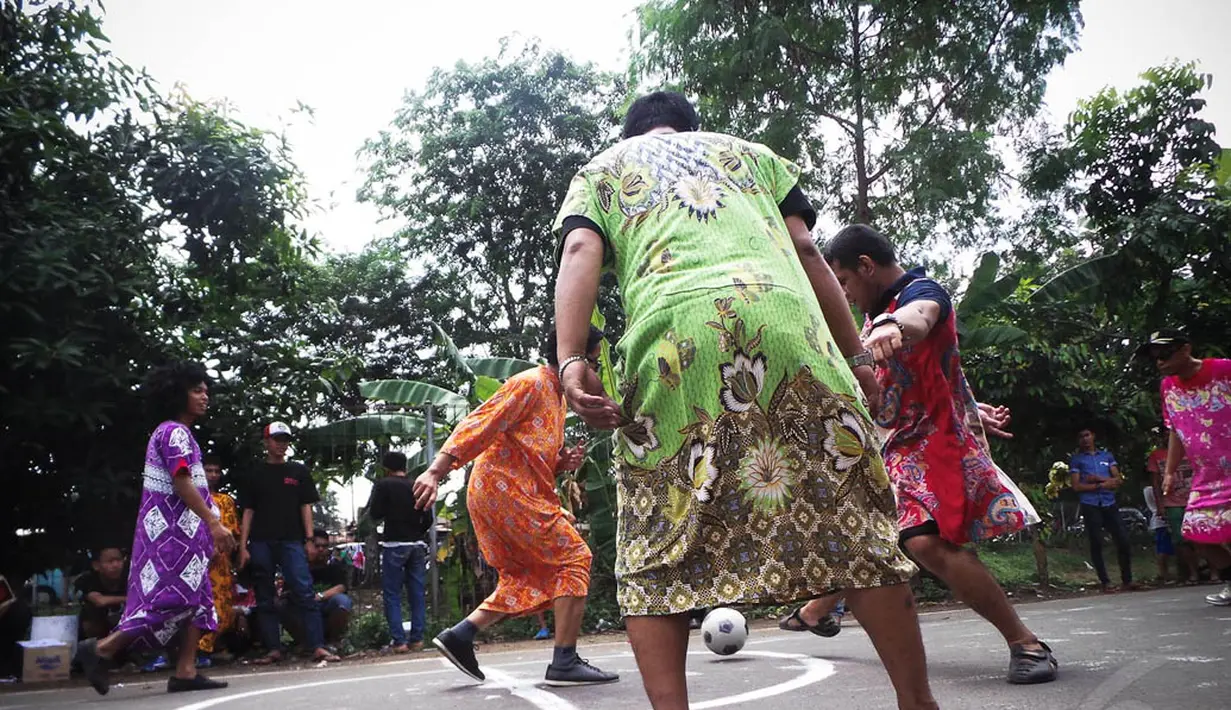 Sejumlah bapak-bapak yang mengenakan daster tampak terlihat antusias mengikuti lomba ini, Jakarta, Minggu (17/8/14). (Liputan6.com/Faizal Fanani)