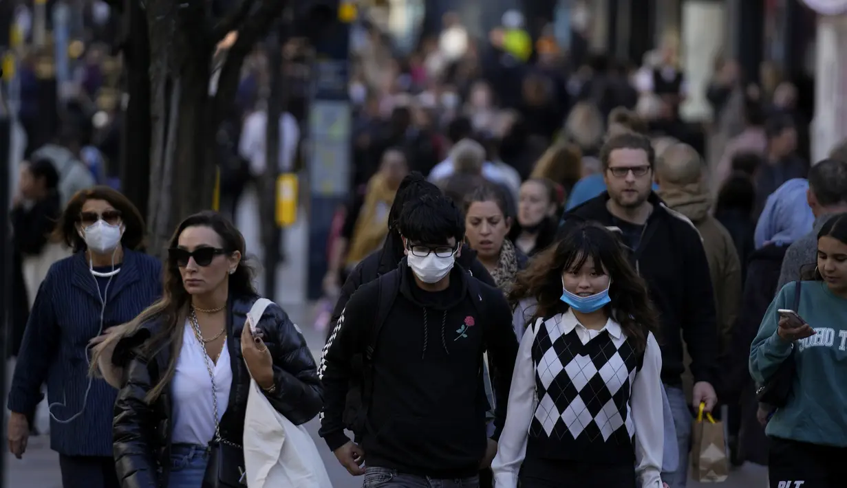 Orang-orang yang memakai masker berjalan di sepanjang area perbelanjaan Oxford Street di pusat kota London, Rabu (20/10/2021). Eropa menjadi satu-satunya wilayah di dunia dengan kenaikan kasus COVID-19 di mana Inggris, Rusia dan Turki menyumbang kasus terbanyak di Eropa. (AP Photo/Matt Dunham)
