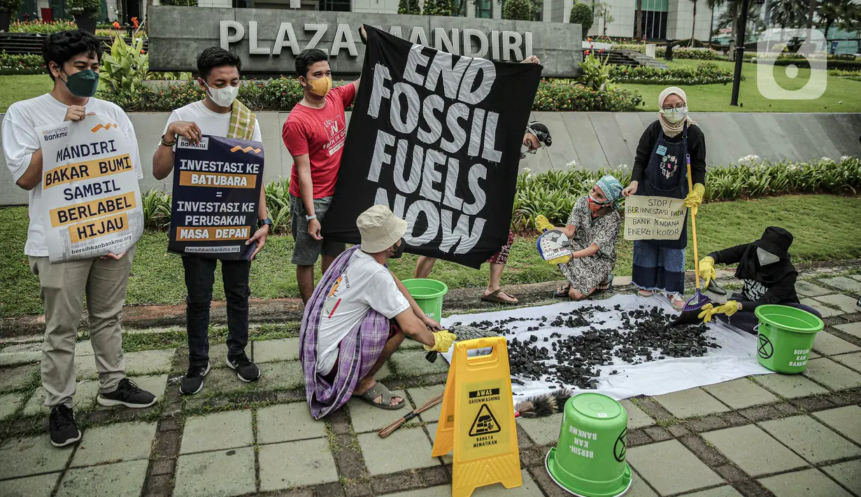 Aktivis melakukan aksi Jeda untuk Iklim di depan Plaza Mandiri, Jakarta, Selasa (25/1/2022). Aktivis menuntut komitmen bank nasional di Indonesia yang masih membiayai industri batu bara dan pertambangan yang merupakan penyumbang emisi terbesar kedua di Indonesia. (Liputan6.com/Faizal Fanani)