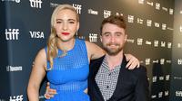 Daniel Radcliffe dan Erin Darke berpose bersama di premier film Weird: The AI Yankovic Story yang diputar di Festival Film Internasional Toronto 2022 pada 8 September 2022. (dok. Araya Doheny/Getty Images/AFP Araya Doheny / GETTY IMAGES NORTH AMERICA / Getty Images via AFP)