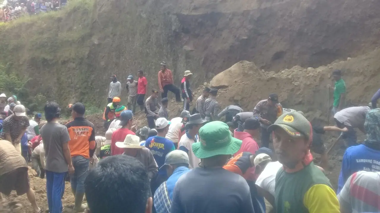 Ratusan warga dan tim SAR gabungan mencari keberadaan korban tertimbun di tambang tanah Wonosobo. (Foto: Liputan6.com/Polres Wonosobo/Muhamad Ridlo)