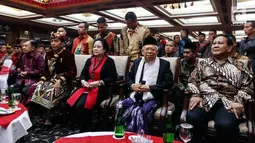 Presiden Joko Widodo (dua kiri) bersama Wapres Jusuf Kalla (kiri), Ketum PDIP Megawati Soekarnoputri (tengah), Ketum Partai Gerindra Prabowo Subianto (kanan), dan wapres terpilih Ma'ruf Amin (dua kanan) duduk bersama saat menghadiri Kongres V PDIP di Bali, Kamis (8/8/2019). (Liputan6.com/JohanTallo)