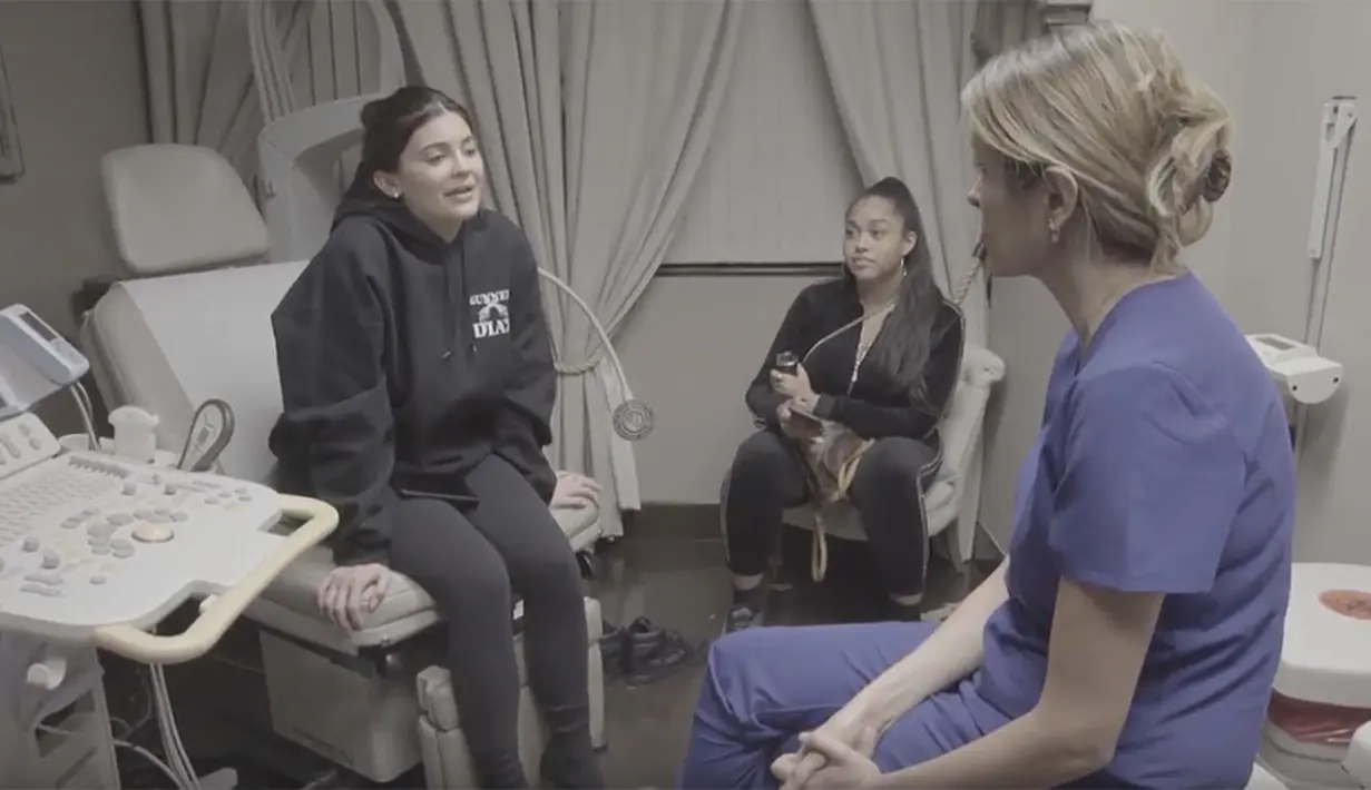 Kylie Jenner pun mengunggah sebuah video di Youtube dengan judul "To Our Daughter" yang mengisahkan perjalanan kehamilan hingga dirinya melahirkan. (Youtube)