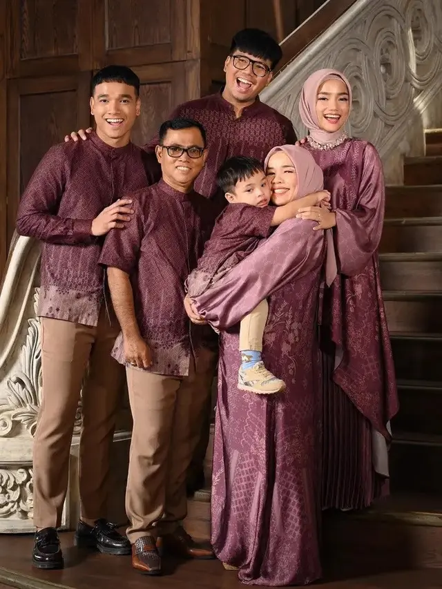 Artis Pakai Gaun Burgundy