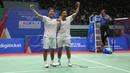 Pasangan Indonesia, Apriyani Rayahu/Siti Fadia, melakukan selebrasi usai menaklukkan wakil Thailand, Benyapa Aimsaard/Nuntakarn Aimsaard, pada laga final cabang olahraga bulutangkis SEA Games 2021 di Bacqiang Gymnasium, Minggu (22/5/2022). Indonesia menang dengan skor 21-17 dan 21-14. (Bola.com/Ikhwan Yanuar)