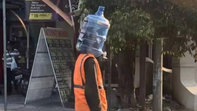 7 Potret Nyeleneh Alih Fungsi Galon Air Ini Kreatif Banget, Jadi Kandang Burung