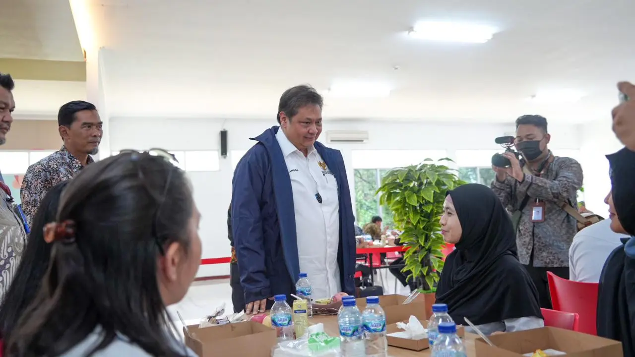 Menteri Koordinator Bidang Perekonomian Airlangga Hartarto pada acara “The First Production of Local Electrified Vehicle: From Indonesia to the World” yang diadakan PT Toyota Motor Manufacturing Indonesia (TMMIN) di Karawang, Senin (21/11/2022).