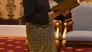 Muhyiddin Yassin menyatakan sumpah saat upacara pelantikannya sebagai Perdana Menteri Malaysia di Istana Negara, Kuala Lumpur, Minggu (1/3/2020). Raja Sultan Abdullah Sultan Ahmad Shah menunjuk langsung Muhyiddin sebagai PM Malaysia. (MASZUANDI ADNAN/MALAYSIA'S DEPARTMENT OF INFORMATION/AFP)