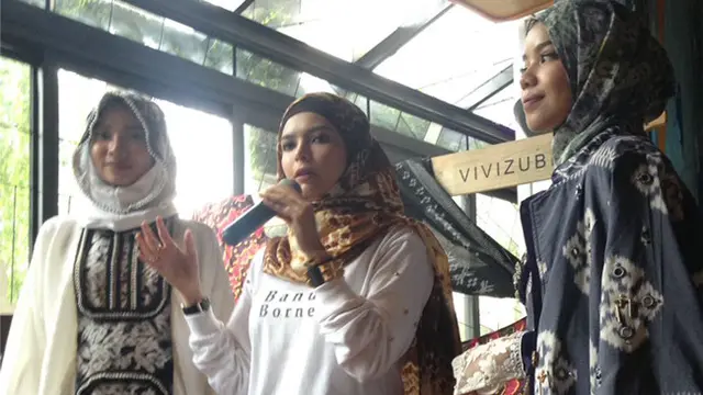 Vivi Zubedi Bawa Kain Sasirangan ke New York Fashion Week 2018