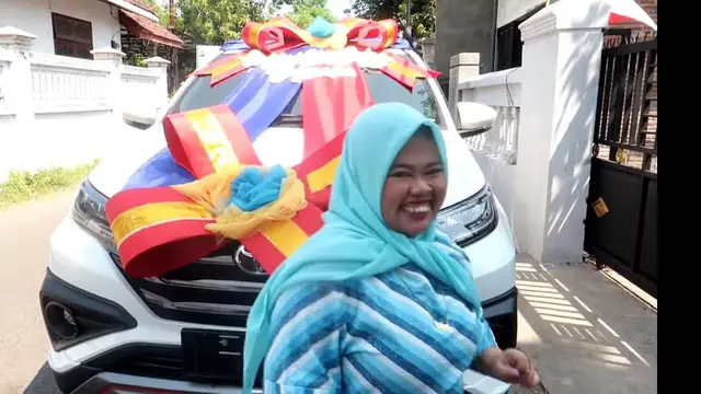 Kekeyi Beri Kejutan Ulang Tahun Berupa Mobil Mewah ke Ibunya, Ini 6 Momen Manisnya