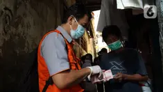 Petugas pos menyalurkan Bantuan Sosial Tunai (BST) dari rumah ke rumah di kawasan Kebon Jahe, Jakarta Pusat, Rabu (21/7/2021). Pada hari ini, Kementerian Sosial bersama PT Pos Indonesia mulai menyalurkan BST kepada 10 juta penerima secara bertahap. (Liputan6.com/Herman Zakharia)