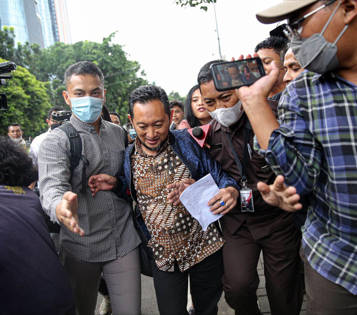 Komisi Pemberantasan Korupsi (KPK) menetapkan mantan Kepala Kantor Bea Cukai Makassar Andhi Pramono tersangka kasus dugaan tindak pidana pencucian uang (TPPU). Kasus ini merupakan pengembangan dari dugaan gratifikasi yang sebelumnya menjerat Andhi Pramono