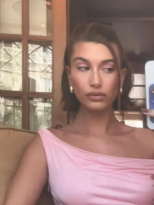 Gaun tersebut merupakan Ruched Jersey Dress keluaran Tory Burch SS 2024 [@haileybieber]