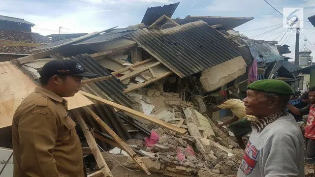 Efek gempa 6,1 SR tak hanya terasa di Pandeglang. Banyak bangunan di kota lain hancur, bahkan 6 siswa luka berat tertimpa bangunan.