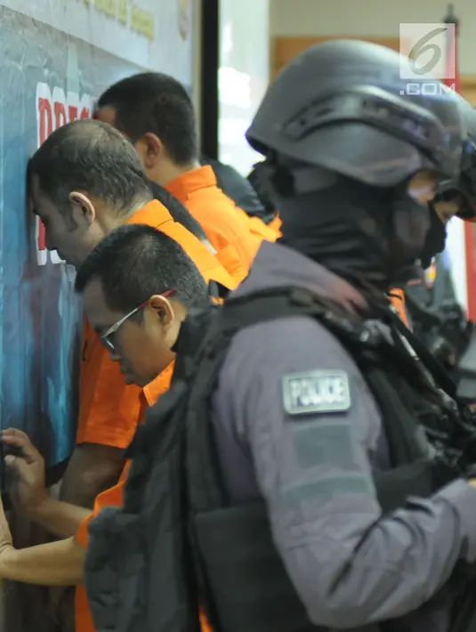 Tersangka kasus Tindak Pidana Perdagangan Orang diperlihatkan saat rilis di Bareskrim Mabes Polri, Jakarta, Senin (23/4). Bareskrim Mabes Polri menahan delapan tersangka kasus Tindak Pidana Perdagangan Orang. (Liputan6.com/Helmi Fithriansyah)