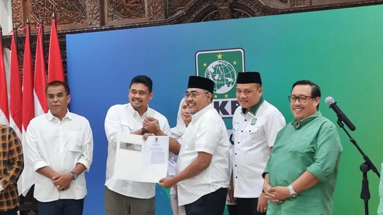 Wakil Ketua Umum Partai Kebangkitan Bangsa (PKB) Jazilul Fawaid, menyerahkan surat rekomendasi bakal calon gubernur Sumatera Utara (Sumut) dari partainya kepada Bobby Nasution. (Liputan6.com/M Radityo Priyasmoro)