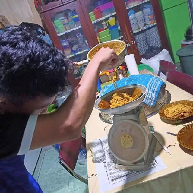6 Potret Orang Menyusahkan Diri saat Makan Mi Ini Bikin Geleng Kepala