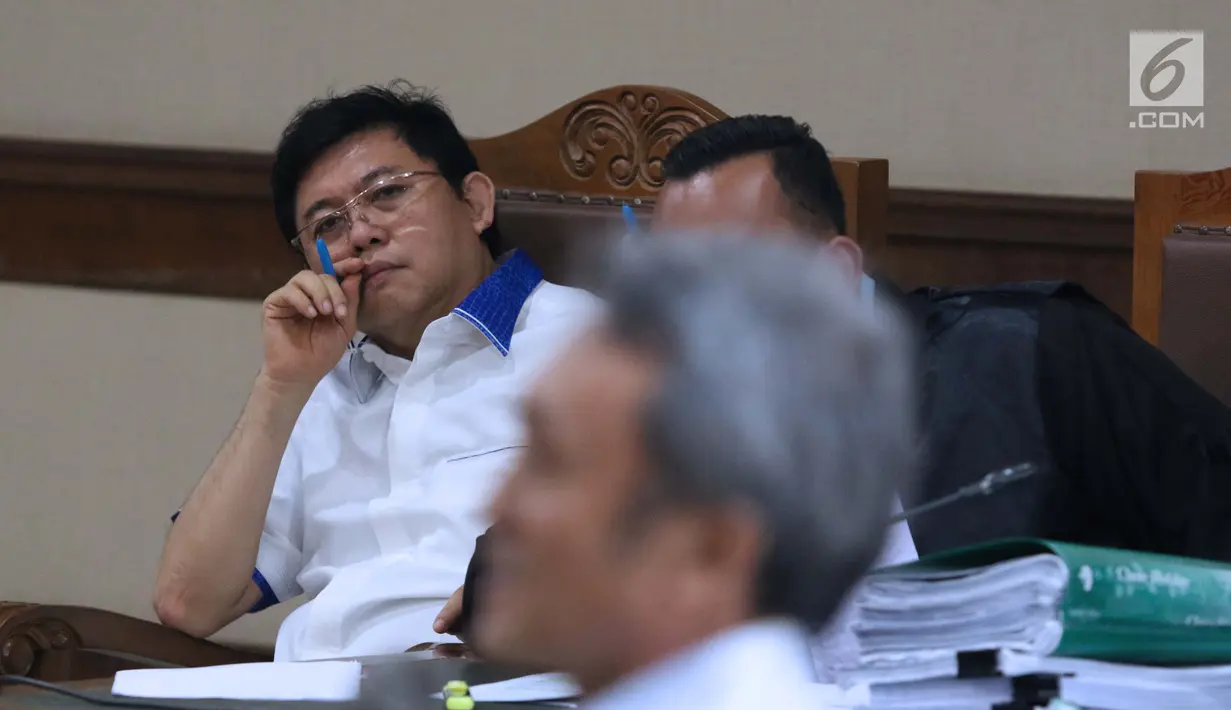 Terdakwa dugaan menghalangi proses penyidikan KPK, Lucas menyimak keterangan kesaksian mantan petinggi Lippo Group, Eddy Sindoro pada sidang lanjutan di Pengadilan Tipikor, Jakarta, Kamis (17/1). (Liputan6.com/Helmi Fithriansyah)