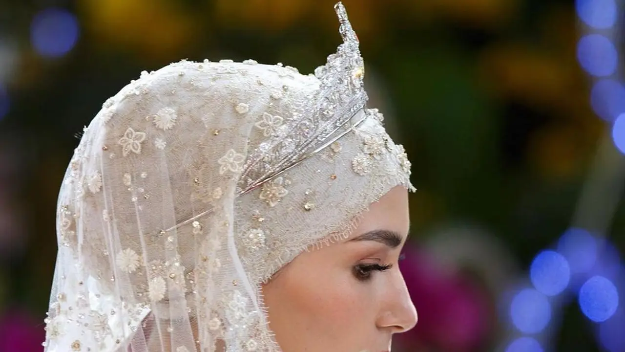 Tiara yang dikenakan Anisha Rosnah