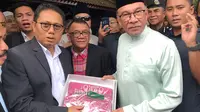 Penjabat Gubernur Gorontalo Hamka Hendra Noer menyerahkan cinderamata Karawo kepada Perdana Menteri Malaysia Dato' Seri Anwar Ibrahim, Jumat (14/1/2023).