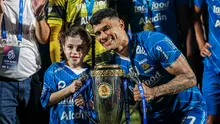 Selebrasi striker Persib Bandung, Ciro Alves dengan trofi juara bersama sang putri, Bella dalam perayaan gelar juara Championship Series BRI Liga 1 2023/2024 setelah mengalahkan Madura United 3-1 pada laga final leg kedua di Stadion Gelora Bangkalan, Madura, Jumat (31/5/2024). (Bola.com/Bagaskara Lazuardi)