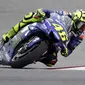 Pembalap Movistar Yamaha, Valentino Rossi saat beraksi pada kualifikasi MotoGP Austin 2018 di Circuit of the Americas (COTA). (AP Photo/Eric Gay)