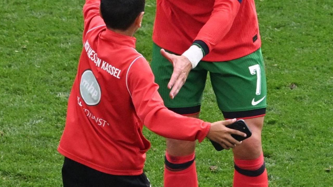 Namun untuk penyusup yang satu ini tampak mendapatkan sambutan yang hangat dari Cristiano Ronaldo. Foto: Reuters<br>