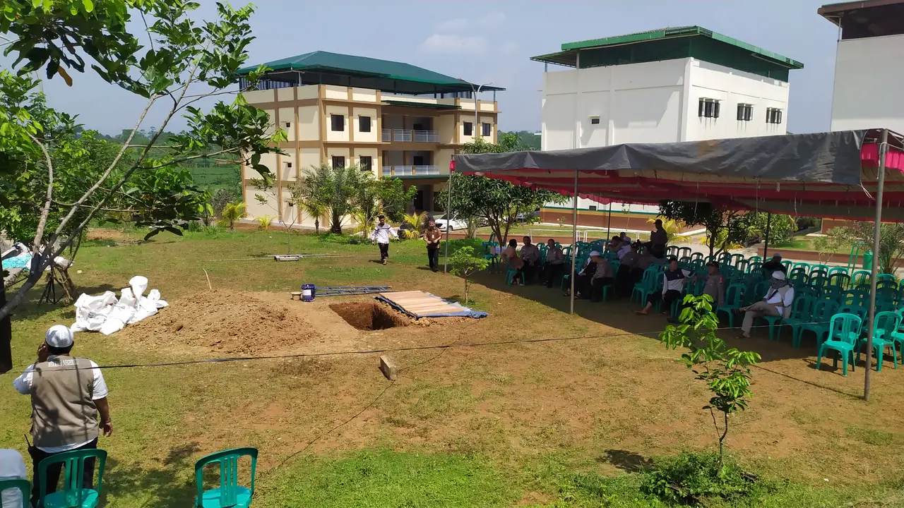 . Jenazah almarhum rencananya dimakamkan di halaman Masjid Jami Az-Zikra yang terletak di komplek Pesantren Az-zikra, Desa Cibadung, Kecamatan Gunung Sindur, Kabupaten Bogor, Jawa Barat.