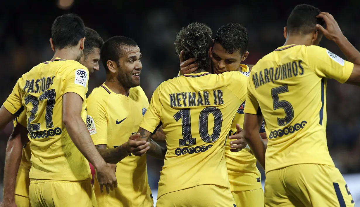 Para pemain PSG merayakan gol yang dicetak Neymar saat melawan  Guingamp pada laga Ligue 1 Prancis di the Roudourou stadium, Guingamp, (13/8/2017). PSG menang 3-0. (AP/Kamil Zihnioglu)