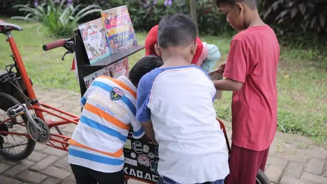 Perpustakaan keliling di Ciracas, Jakarta Timur