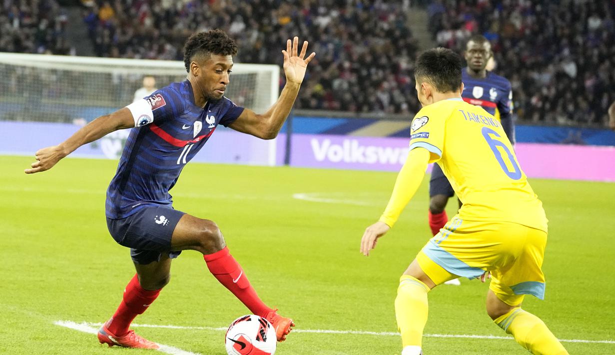 Gelandang Prancis, Kingsley Coman berusaha melewati pemain Kazakhstan, Maksat Taykenov pada kualifikasi grup D Piala Dunia 2022 di stadion Parc des Princes di Paris, Minggu (14/11/2021). Prancis menang telak atas Kazakhstan 8-0 dan berhak lolos ke Piala Dunia 2022 di Qatar. (AP Photo/Michel Euler)