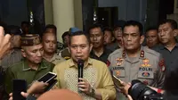 Penjagub Ismail Pakaya didampingi Kapolda Gorontalo, Bupati Pohuwato dan jajaran lainnya saat diwawancarai terkait pembakaran Kantor Bupati Pohuwato (21/9/2023). Foto:Isam (Arfandi Ibrahim/Liputan6.com)