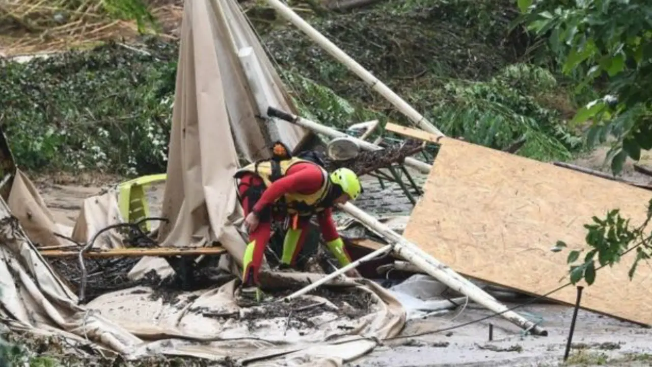 Banjir Prancis melanda kamp musim panas di Saint-Julien-de-Peyrolas. (AFP)