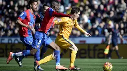 Bintang Barcelona, Lionel Messi, menggiring bola diapit pemain Levante pada laga La Liga di Stadion Ciutat de Valencia, Spanyol, Minggu (7/2/2016). Levante takluk 0-2 dari Barcelona. (AFP/Jose Jordan)