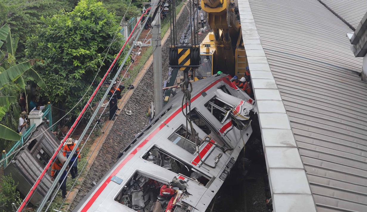 Proses evakuasi gerbong Kereta Rel Listrik (KRL) Commuter Line pasca-tabrakan Kereta Api Jarak Jauh (KAJJ) Argo Bromo Anggrek relasi Gambir-Surabaya Pasar Turi di Stasiun Bekasi Timur, Bekasi, Jawa Barat, Selasa (28/4/2026). (merdeka.com/Arie Basuki)