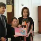 Pendiri  Maria Monique Lastwish Foundation, Natalia Sutrisno Tjahja bersama Wakil Duta Besar A.S untuk Indonesia, Brian McFeeters 