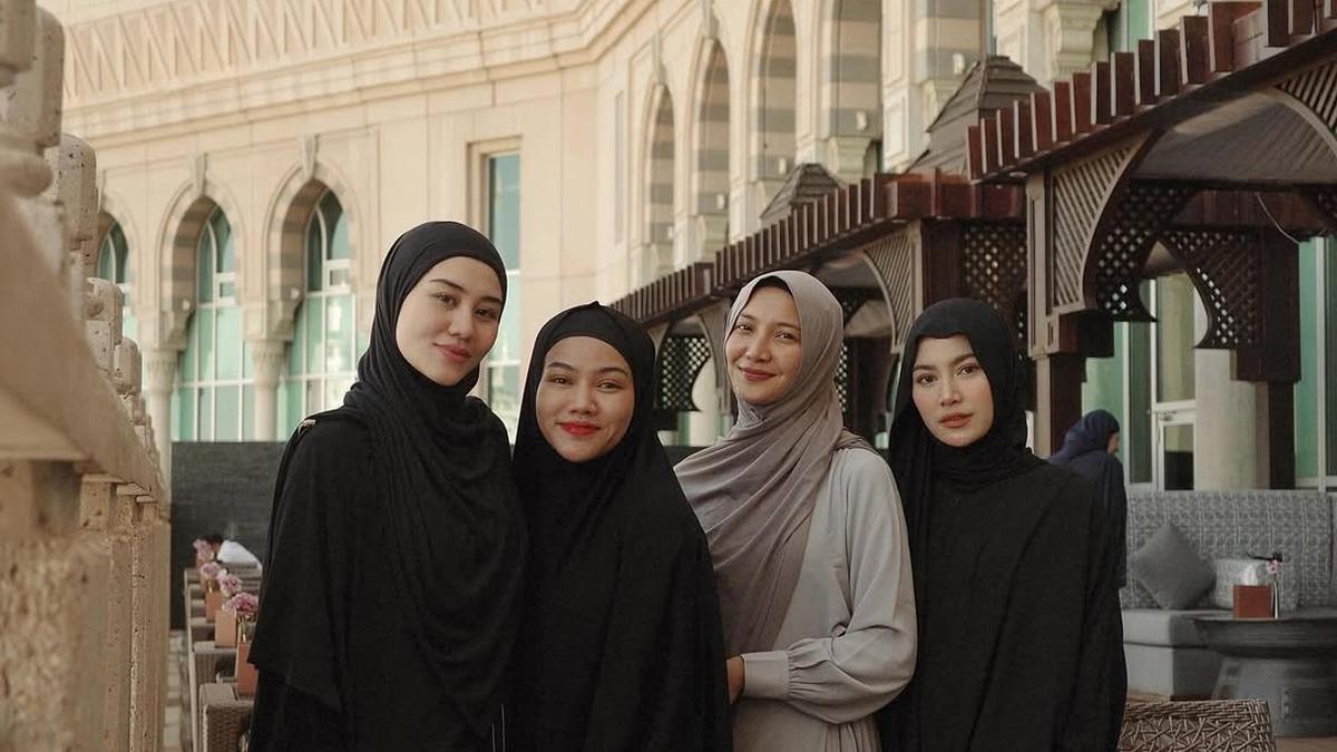 Gaya 4 Istri Kompak dan Soleha Mahalini Raharja, Aaliyah Massaid, Sheila Dara, dan Yura Yunita Saat Umroh dengan Nuansa Monokrom