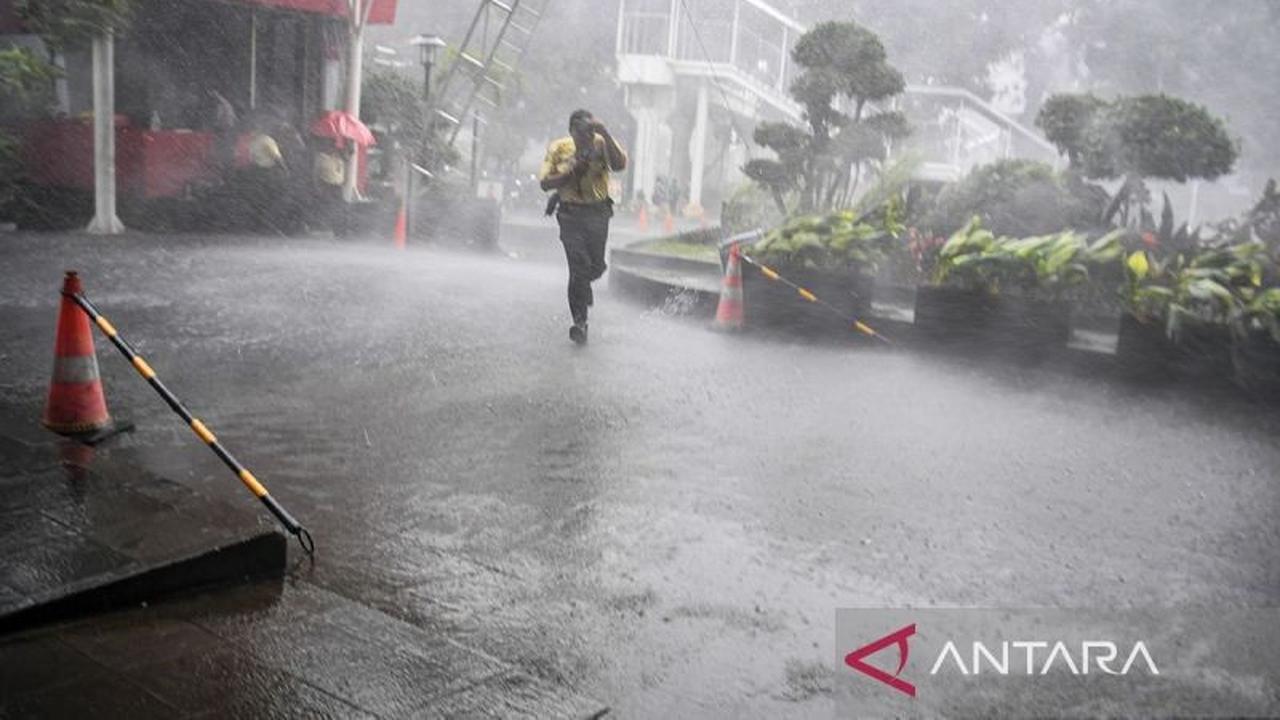 Prakiraan Cuaca BMKG: Hujan Ringan Jakarta Landa Seluruh Wilayah pada Minggu (15/2)