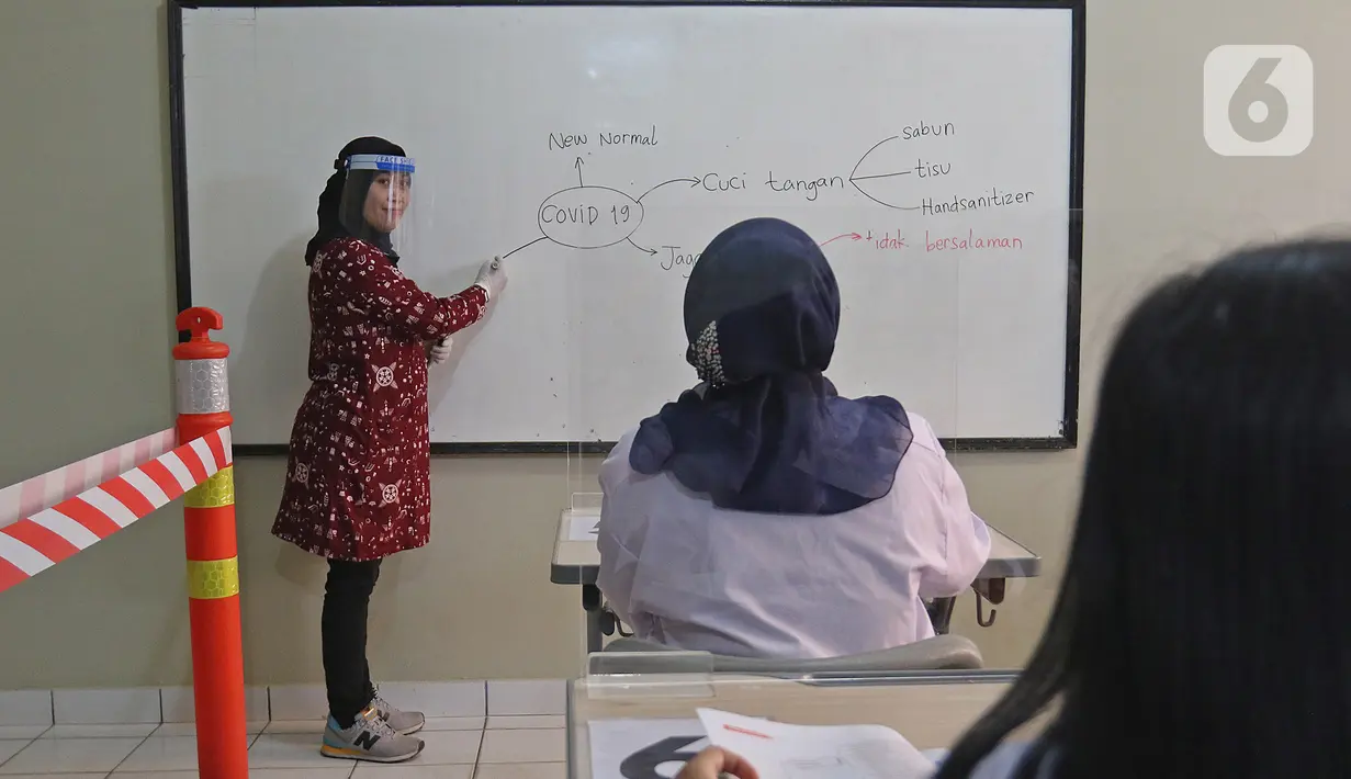Simulasi belajar mengajar di Sekolah Nasional Satu (Nassa School), Bekasi, Rabu (24/6/2020). Menuju kenormalan baru, Nassa School memberlakukan protokol kesehatan COVID-19 dengan membatasi jumlah siswa serta penggunaan teknologi ultraviolet untuk membersihkan kelas. (Liputan6.com/Herman Zakharia)