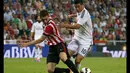 Gelandang Real Madrid, James Rodriguez (kanan) mencoba melewati hadangan bek Athletic Bilbao, Aymeric Laporte, saat berlaga di lanjutan La Liga Spanyol di Stadion Santiago Bernabeu, (6/10/2014). (REUTERS/Sergio Perez)