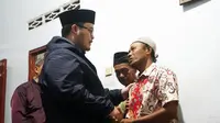 Bupati Kediri Hanindhito Himawan Pramana mengunjungi keluarga korban kakak beradik yang hanyut di saluran selokan Jalan Kapten Tendean.