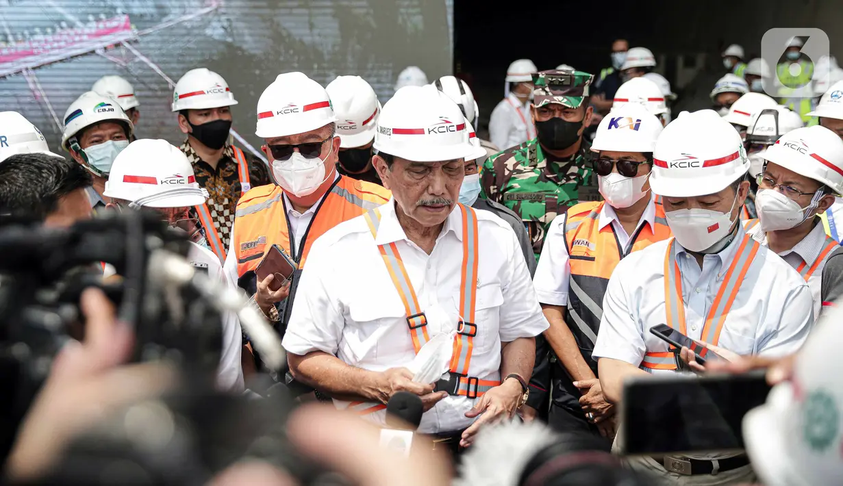 Menteri Koordinator Bidang Kemaritiman dan Investasi Luhut Binsar Panjaitan (tengah) bersama Duta Besar RRT Lu Kang (kanan) menyampaikan keterangan saat meninjau Tunnel 6 proyek kereta cepat Jakarta-Bandung di Puwakarta, Jawa Barat, Rabu (30/3/2022). (Liputan6.com/Faizal Fanani)
