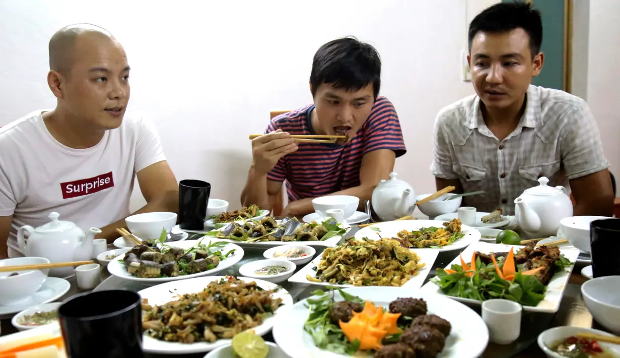 Foto pada 24 Agustus 2018 menunjukkan pelanggan menyantap olahan daging ular di sebuah restoran khusus provinsi Yen Bai. Para pemburu ular di Vietnam meyakini bahwa daging ular, dapat meningkatkan kesehatan serta kekuatan tulang. utama. (AFP/Nhac NGUYEN)