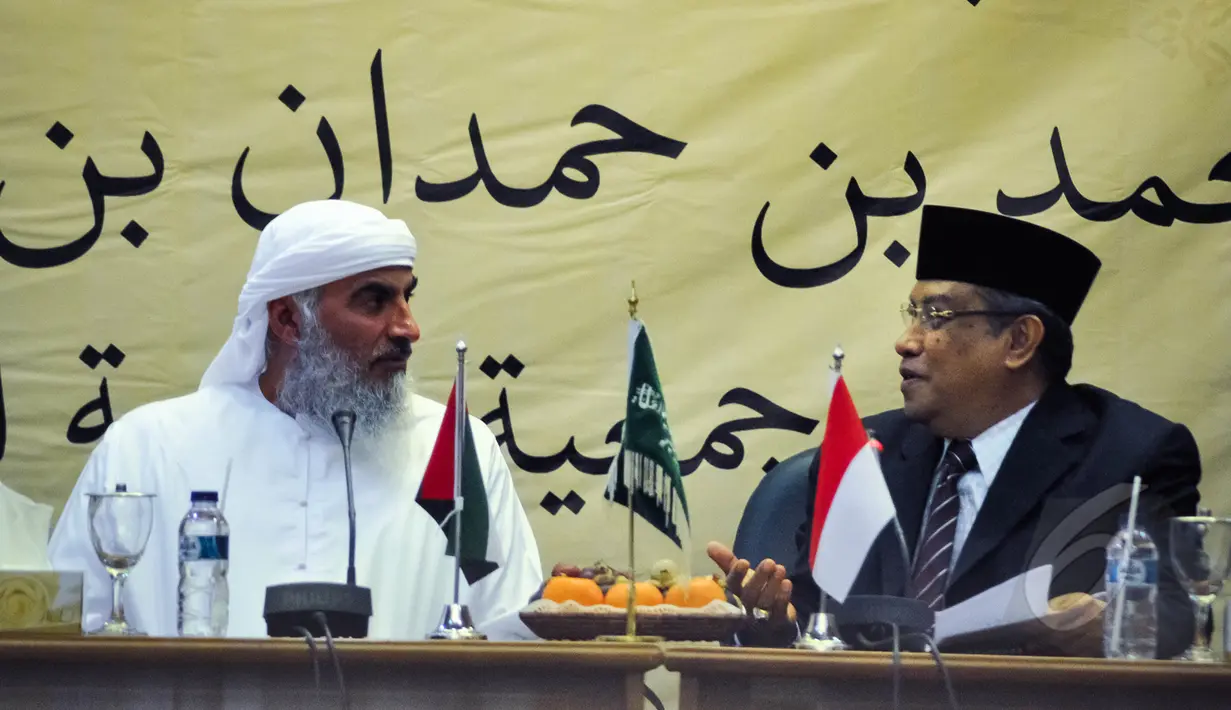 Syaikh Mohammed bin Hamdan bin Yazed al Nahyan berbincang dengan Ketua Umum PBNU Said Aqil Siradj di Gedung PBNU, Jakarta, Kamis (26/3/2015). Kunjungan tersebut untuk memahami pemikiran Islam Nusantara. (Liputan6.com/Faizal Fanani)