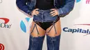 Di iHeartRadio Jingle Ball 2017, Demi Lovato menenakan denim yang unik. Menurut kamu gimana penampilan Demi Lovato ini? (Taylor Hill/FilmMagic/USMagazine)
