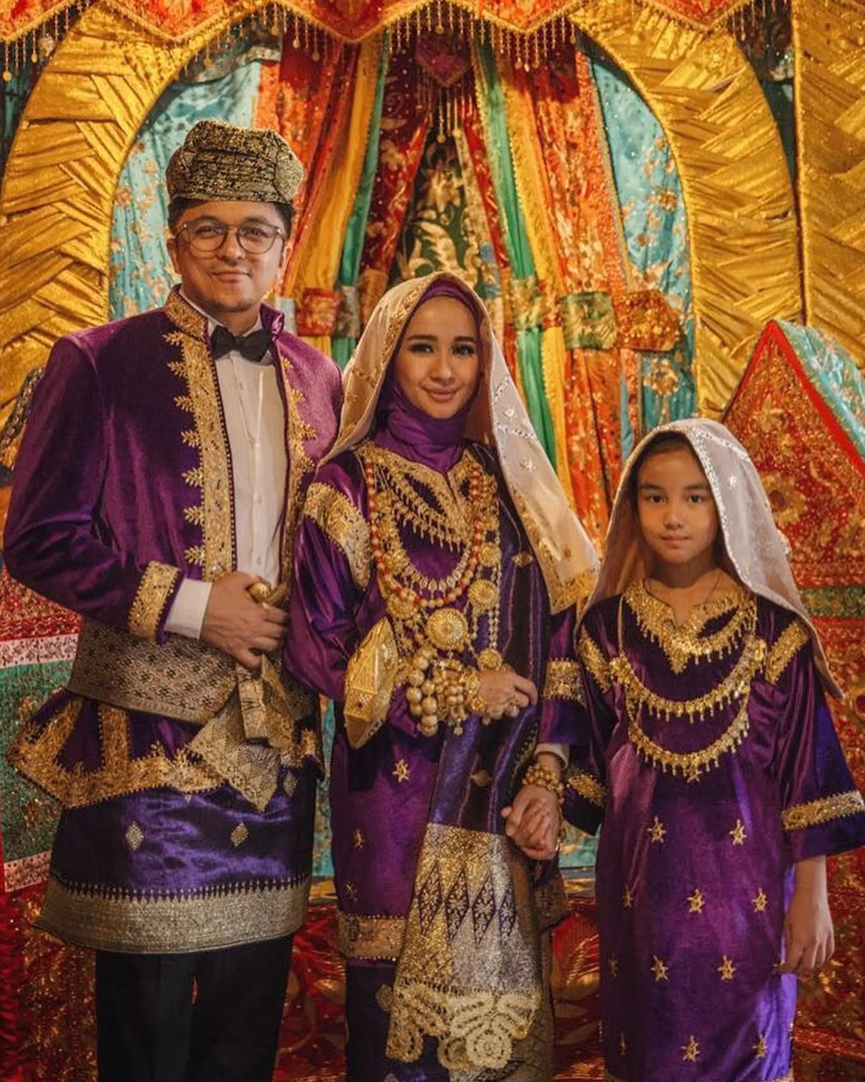 Engku Emran (kiri), Laudya Cynthia Bella (tengah) dan Engku Aleesya berfoto bersama mengenakan baju tradisional Padang. Dalam foto prewedding tersebut mereka tidak hanya berdua, namun bersama putri Engku Emran, Engku Aleesya.(instagram/laudyacynthiabella)