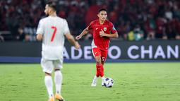 Pemain Timnas Indonesia, Rizky Ridho menggiring bola saat laga lanjutan putaran ketiga Kualifikasi Piala Dunia 2026 melawan Bahrain di Stadion Utama Gelora Bung Karno (SUGBK), Senayan, Jakarta, Selasa (25/03/2025). (Bola.com/Bagaskara Lazuardi)